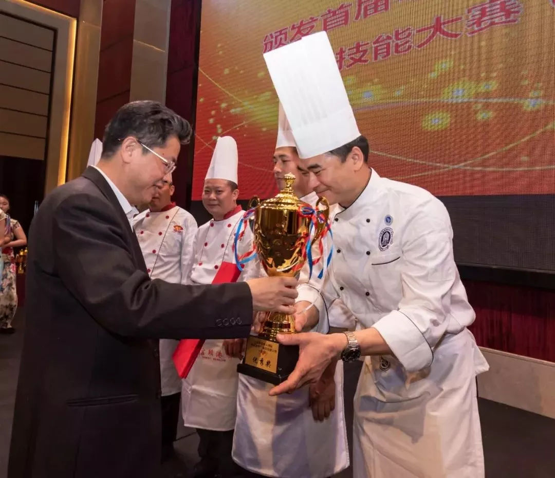 中国烹饪协会会长姜俊贤为获奖选手颁奖_中国网