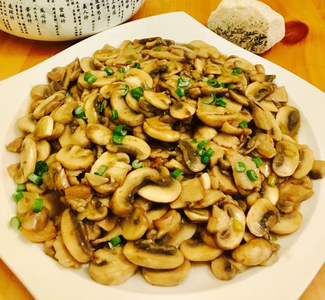 双孢菇炒肉片的家常做法