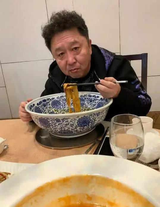 岳云鹏晒在西安吃面的照片,于大爷的碗成最大亮点,网友:悠着点