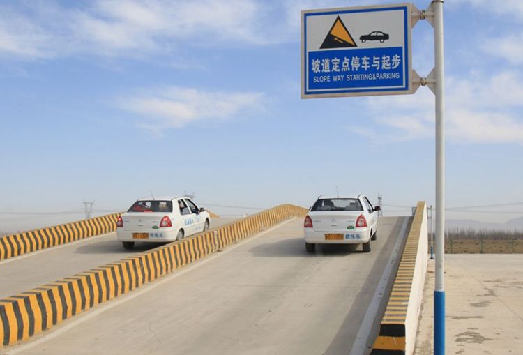 手动挡半坡起步,先松离合还是先加油门?别以为出错的只有新手