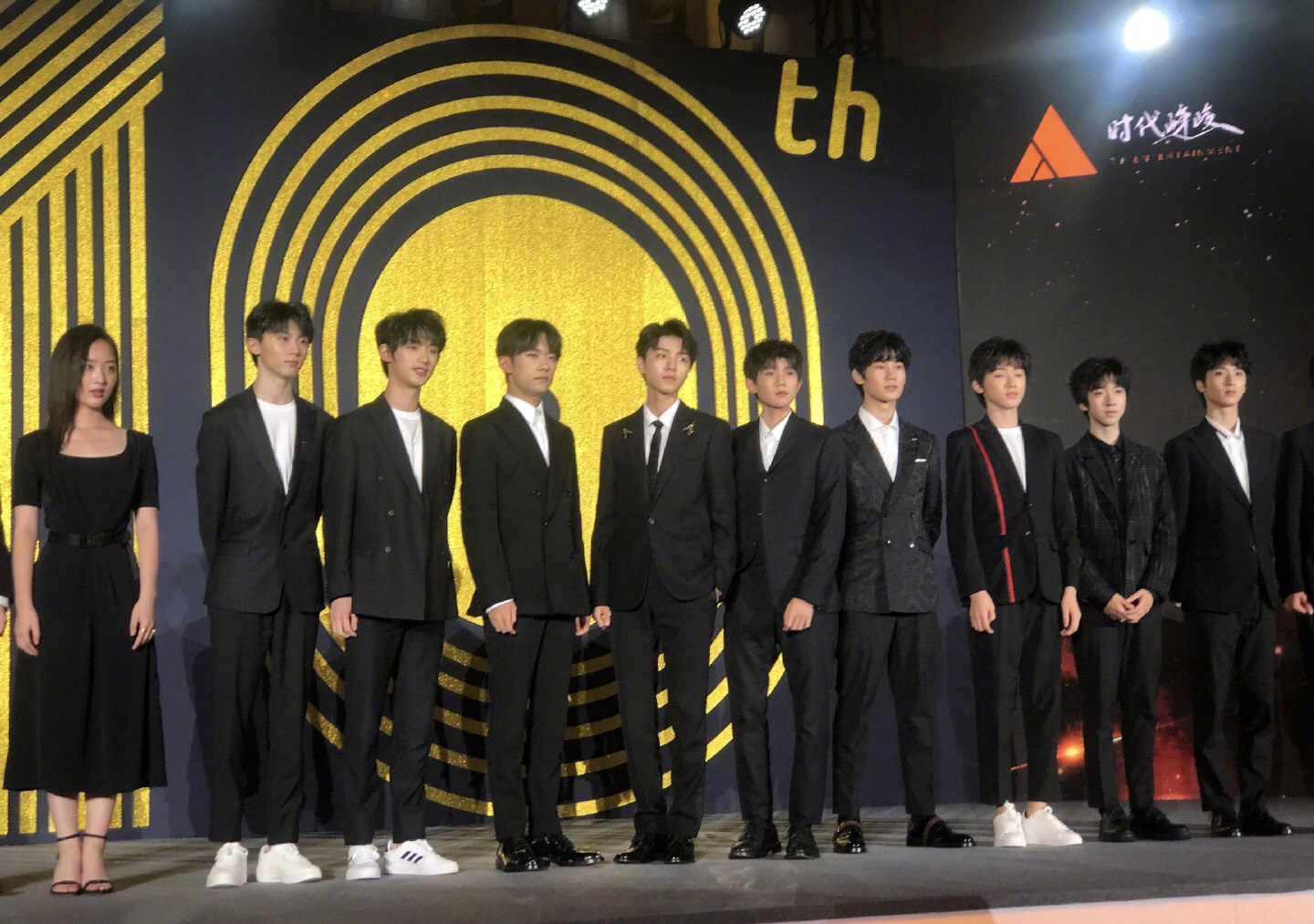 时代峰峻十周年庆典三小只亮相合体来看看合影谁最亮眼