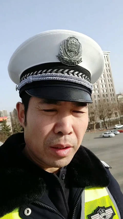 马淑阳警官提醒:大风天气请远离高楼和广告牌,以防被坠物砸伤.