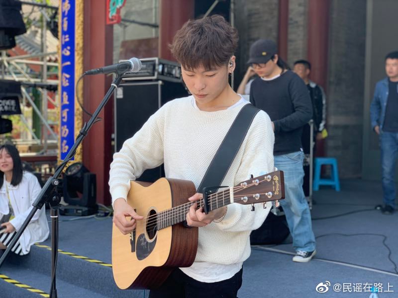 调音和签名中的@隔壁老樊_樊凯杰，好认真呀，粉丝见面会后|粉丝见面会 