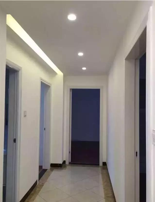 进入过道的卧室,天花板左侧布置一排竖线房子和中间的射灯小风水灯带照明装修与两个禁忌图片