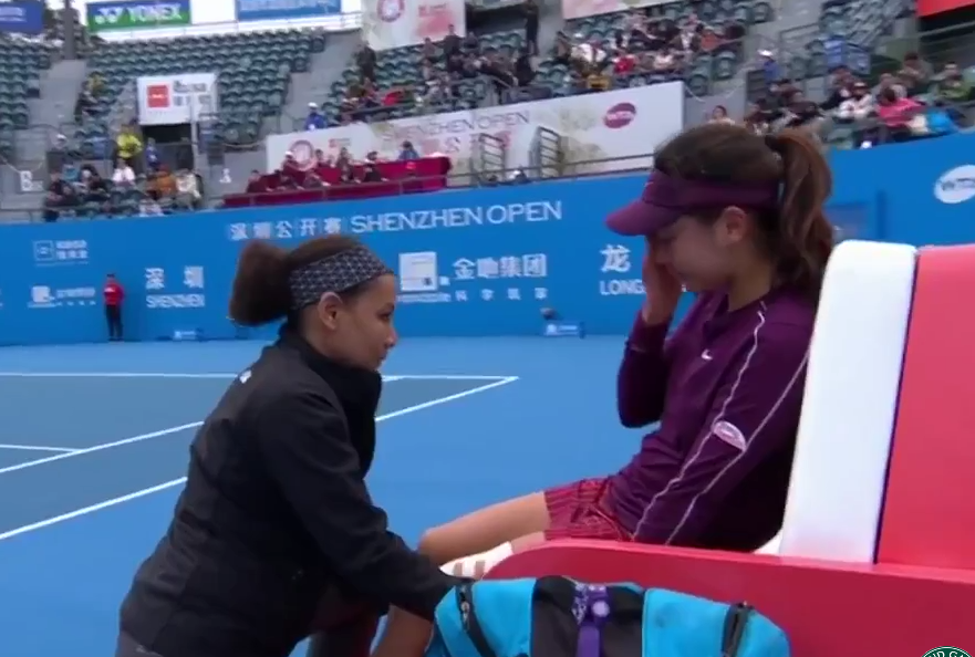 暖心一幕!中国18岁小将伤退泪洒赛场,莎娃送安慰披毛巾太感人