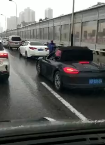 70万保时捷现高架,雨天关篷不及时,车主只能用伞挡雨,画面吸睛