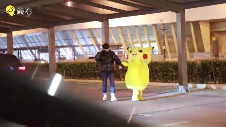 我帮她开300w跑车回家过年，求婚大学初恋！