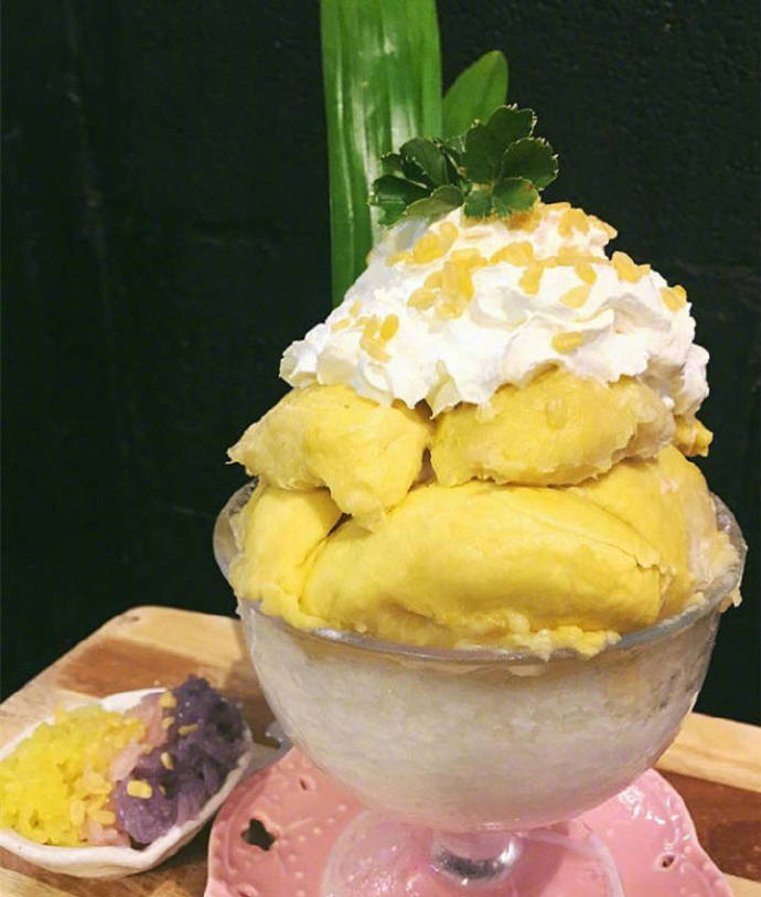 曼谷grandpa"s cafe,它家的榴莲甜品都是用纯榴莲肉堆