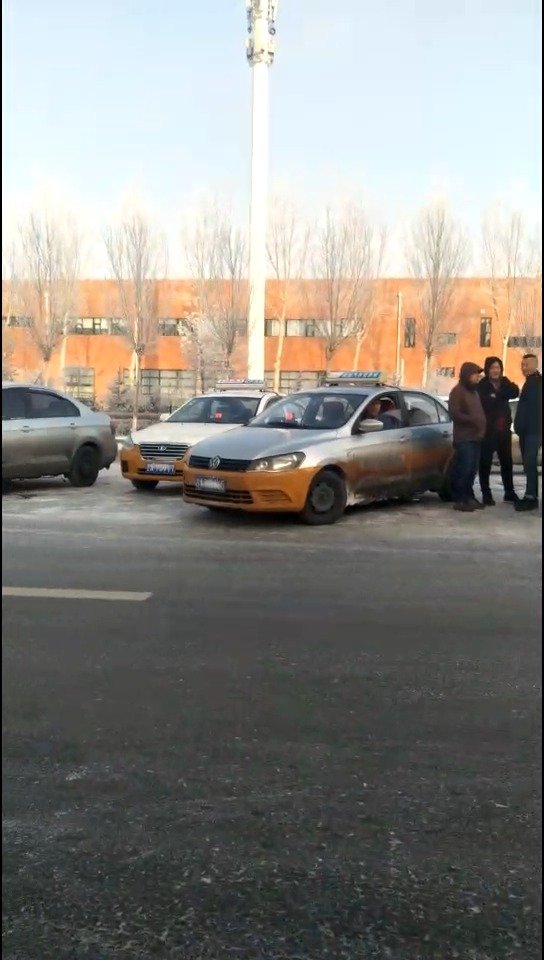 网友爆料：一汽高专附近，瘸子车围堵正规出租车