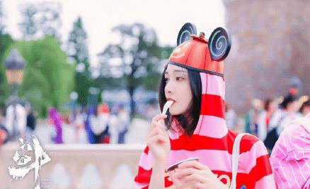 郑爽新剧发布会穿着随意,看到旁边同框女星后