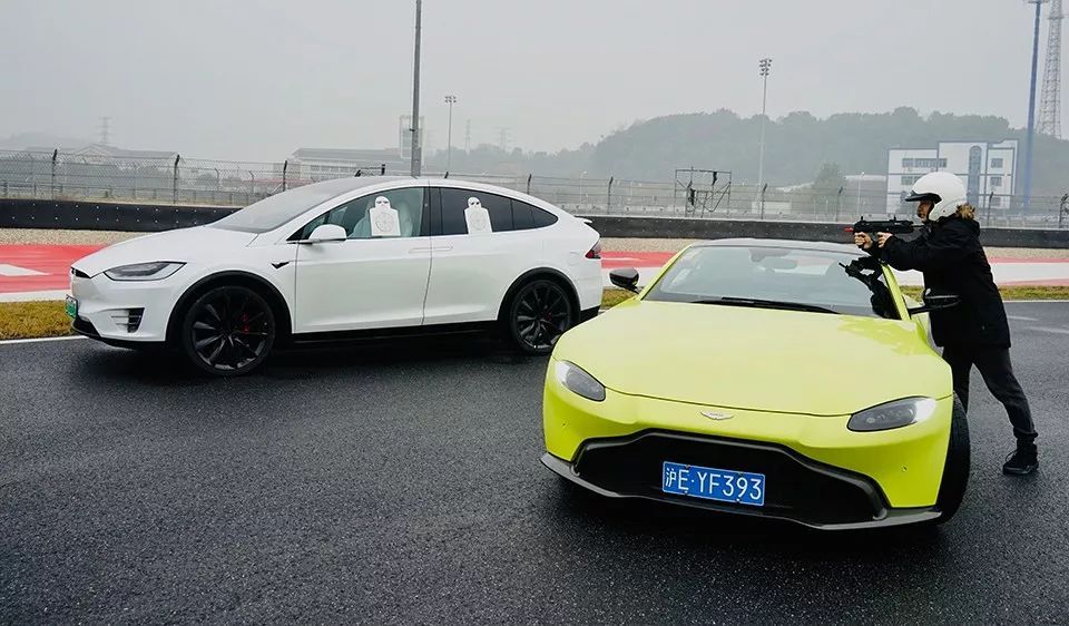 憨豆如果开这个就能追上女特工了 赛道评测全新阿斯顿·马丁Vantage