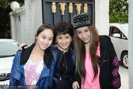 何超盈孕肚写真亮点多,小妹何超欣变化大,身材曼妙女人味激增