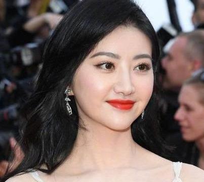 景甜被驱赶也要坚持完成的红毯代言图来了,你们品一品?
