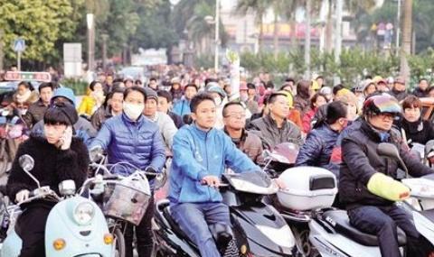 电动车电瓶效率变低就换掉修理师傅不用花那冤枉钱，一招搞定