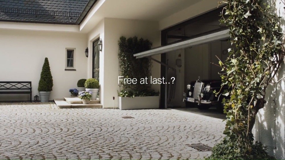 把宝马的广告视频倒放，原来是另一个故事