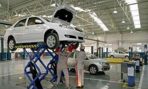 女车主4S店保养撞到新车，赔偿后4S店仍不放行，称还差这笔钱