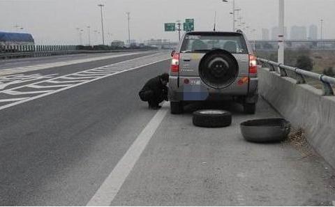 交警：这几种车辆救援保险公司免费提供，高速也能叫，少花冤枉钱