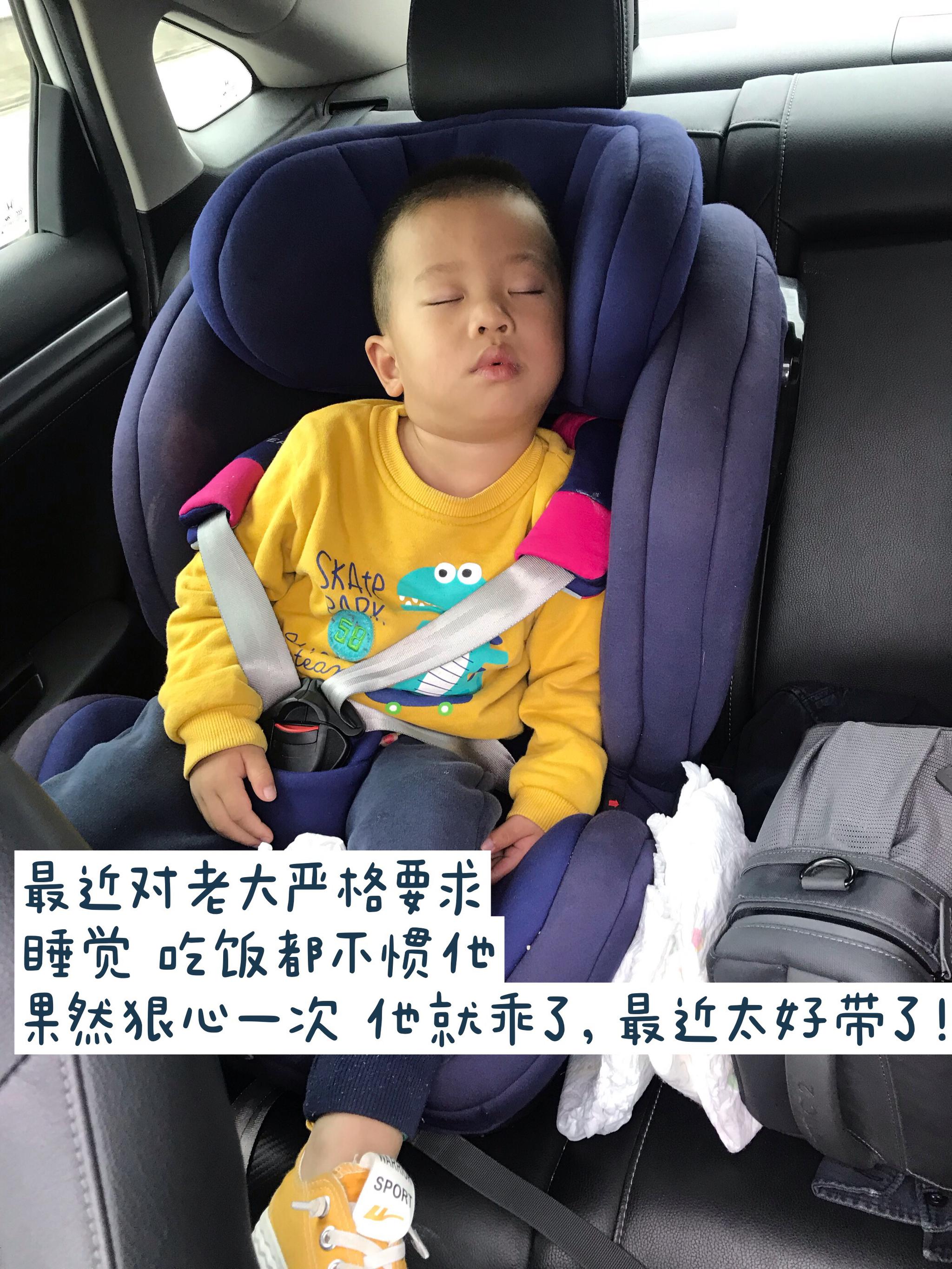 一家人带着两个孩子在山里开车旅行照片摄影图片_ID:132482673-Veer图库
