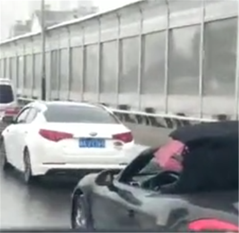70万保时捷现高架,雨天关篷不及时,车主只能用伞挡雨,画面吸睛