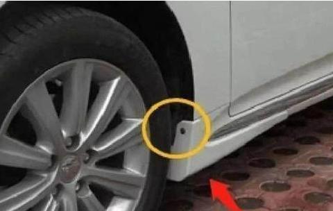 汽车轮胎旁有一个小孔，用法简单却能起到很大作用，别傻乎乎不用