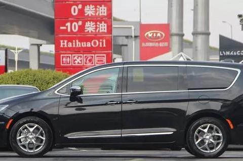 正宗美式大MPV！车标酷似宾利，还配电动侧滑门，家商两不误