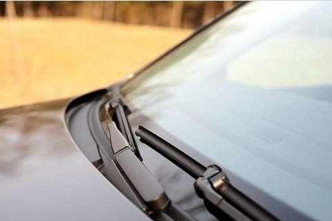 汽车雨刮器“刮不干净”怎么办？老司机教你一招，省钱又实用！