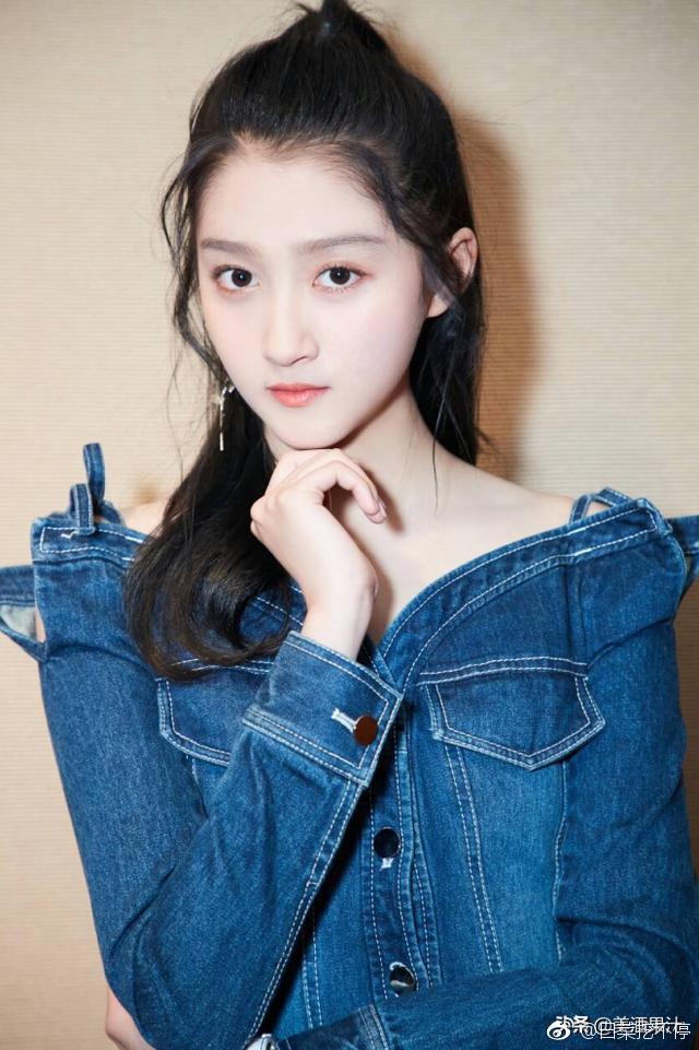 更是有两人合照被曝,该照片发布于关晓彤早年博客,她写道:"我和王子文