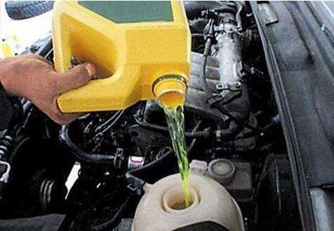 防冻液到底要什么时候才换？修车师傅一语中的：不要让爱车大修了