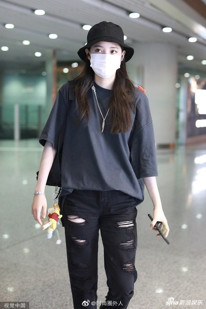 穿破洞裤挂公仔玩偶现身机场 全身造型搭配渔夫帽 酷酷的美少女 渔夫帽 公仔 破洞 新浪新闻