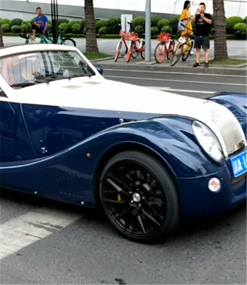 300万摩根Aero 8现北京,4.2秒破百,国内不到5台,少有老司机识