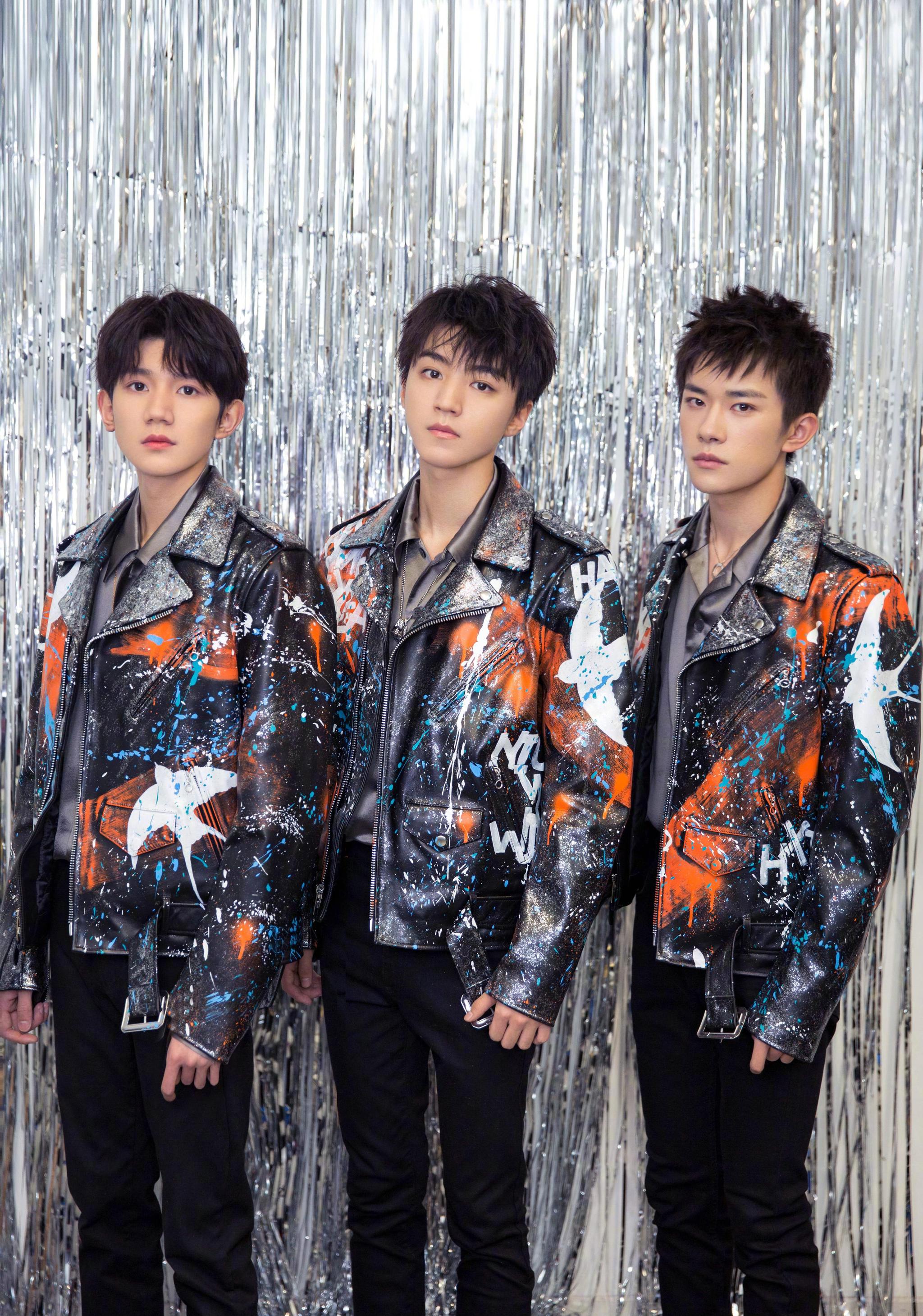 tfboys六周年照片,TFBOYS三周年照片 tfboys六周年演唱会海报合集,黑色西装尽显大长腿,让人羡慕