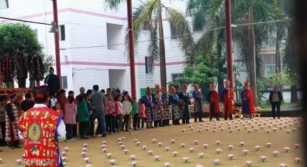 壮族多少人口_壮族服饰