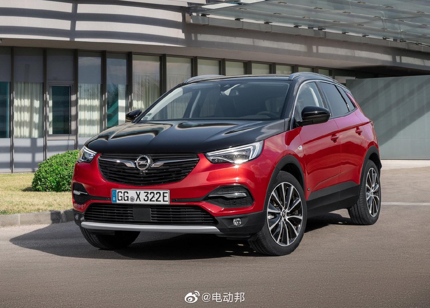 欧宝发布首款插电混动车型 Grandland X Plug-in Hybrid4官图