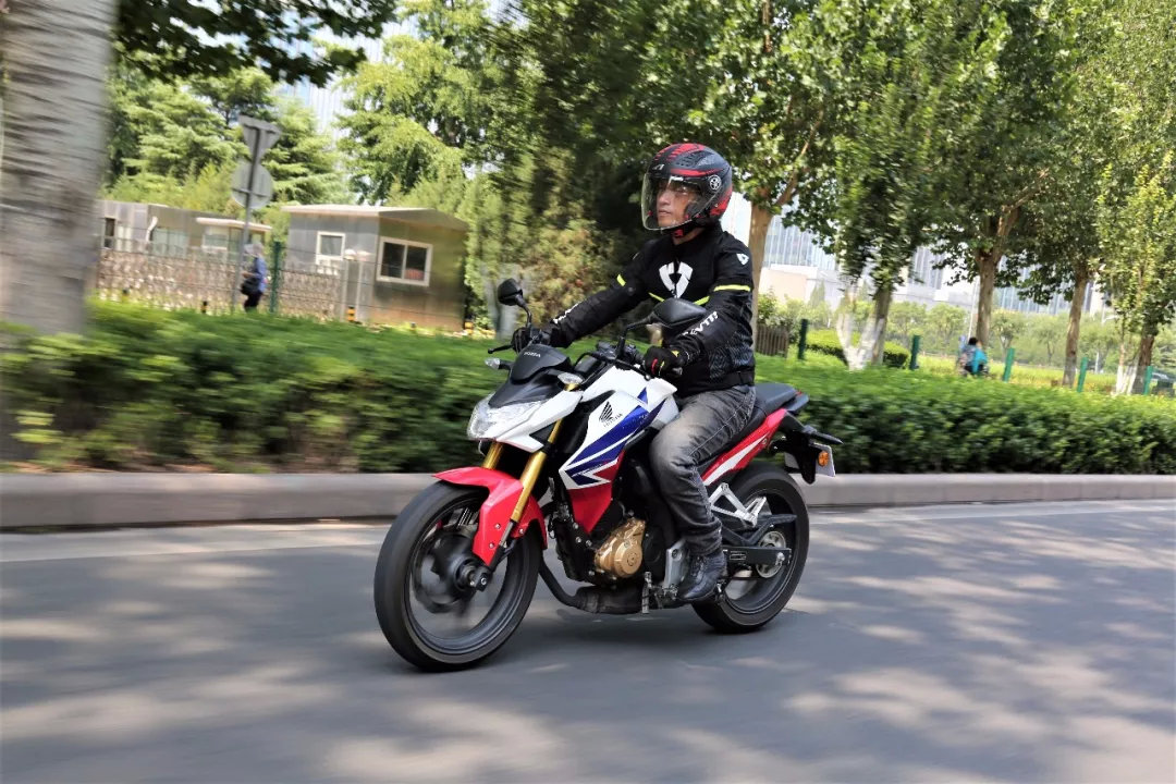 五羊本田cbf190r图片,五羊本田cbf190r 车评:新大洲本田新老cbf190r动态对比,这才是190该有的样子!