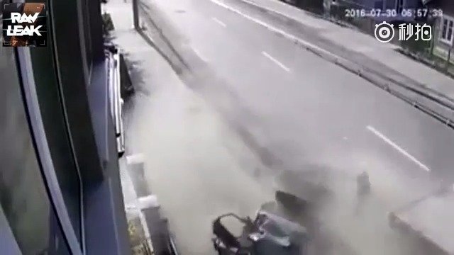 路边的小车被卡车大力撞击，撞的不轻啊，但愿人没事啊。