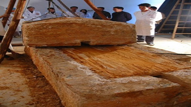 广西上思县出土两个巨型石棺，棺底刻有北斗七星，墓主身份成谜