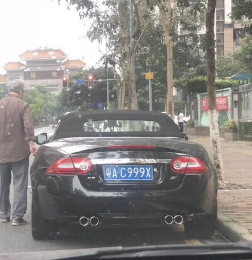 老大爷开百万超跑买菜,看这架势不一般,网友:有驾照吗?