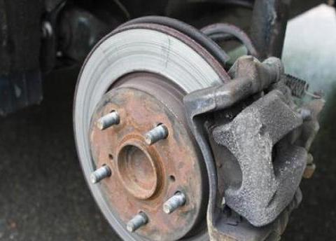 刹车片多久换一次？10公里还是15？别被忽悠了，这样开最“长寿”