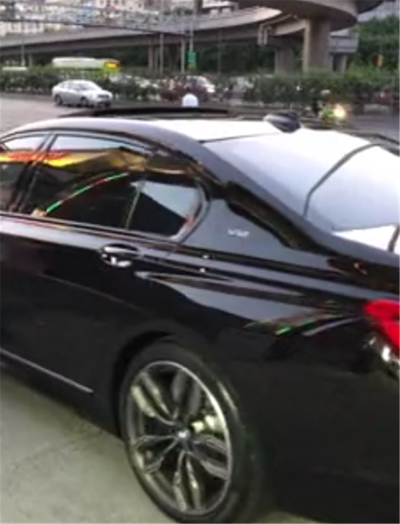 250万宝马M760li现上海,和劳斯莱斯同款发动机,后轮还能转向