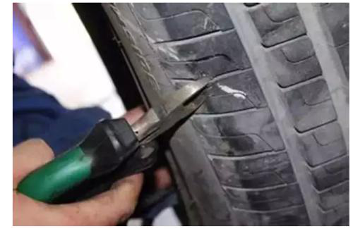 轮胎上扎钉子应该怎么办？