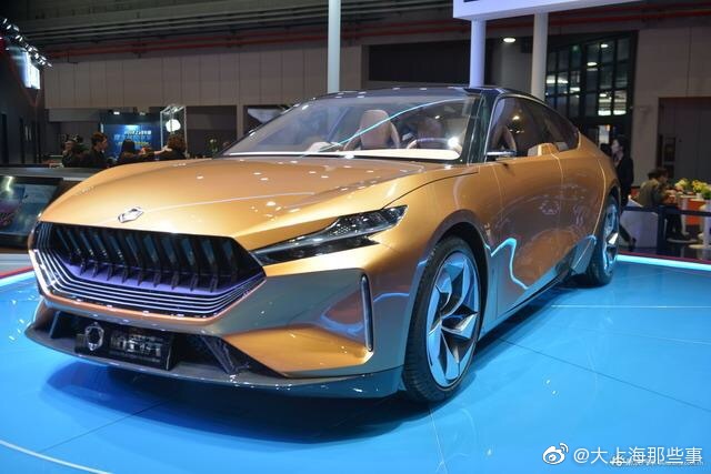 上海车展首个公众日迎大客流 豪车馆火爆市民大呼过瘾