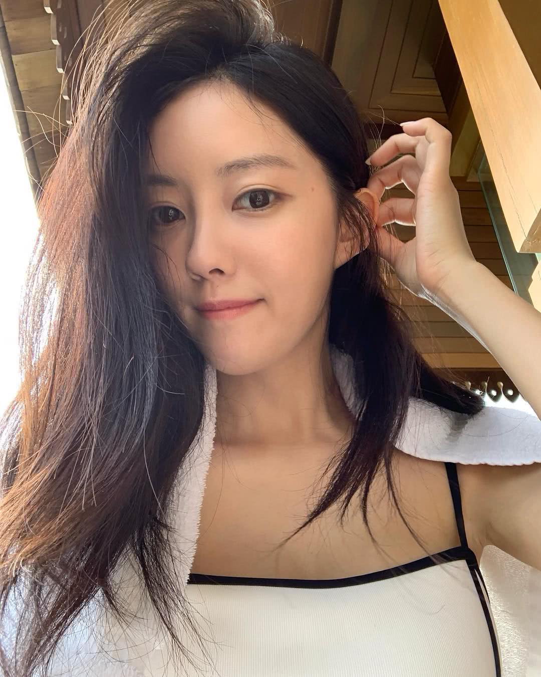 男友视角?朴孝敏晒素颜泳装美照,极品身材实力吸睛