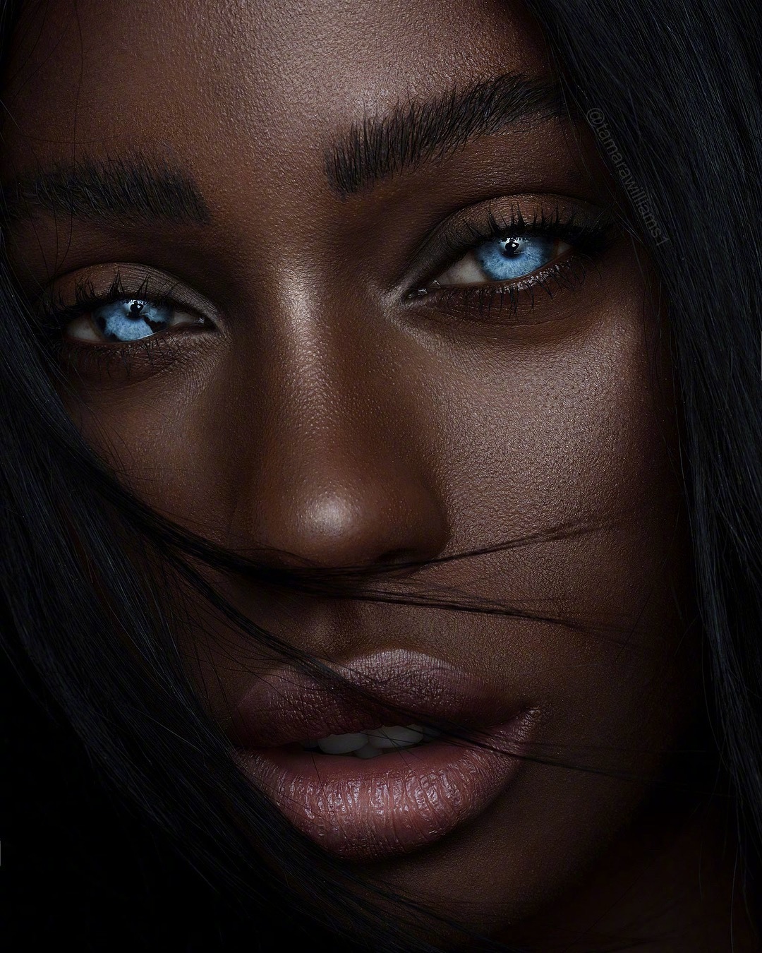 来自非洲巴巴多斯的黑人模特jay,天生有着一双深邃的蓝色眼睛