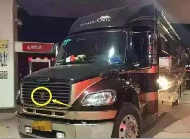 奥尼尔最大的车子,姚明坐了都不觉得挤,车身印着两个汉字