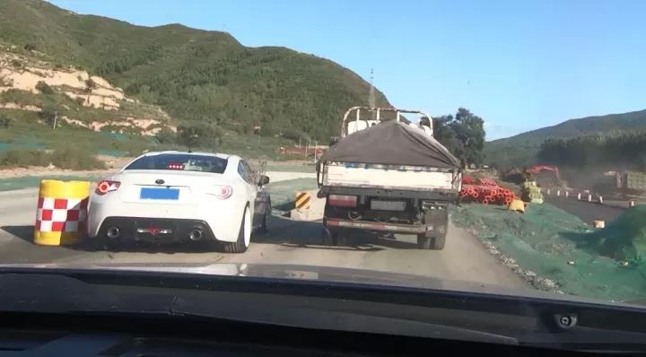 这些人把千万超跑切了!竟然还跟车主要钱?