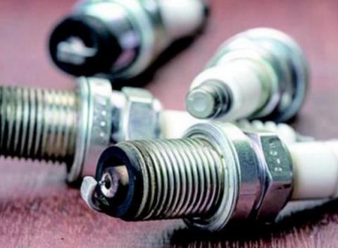 更换火花塞，看油耗还是看时间看错麻烦不小，别再弄不清楚了