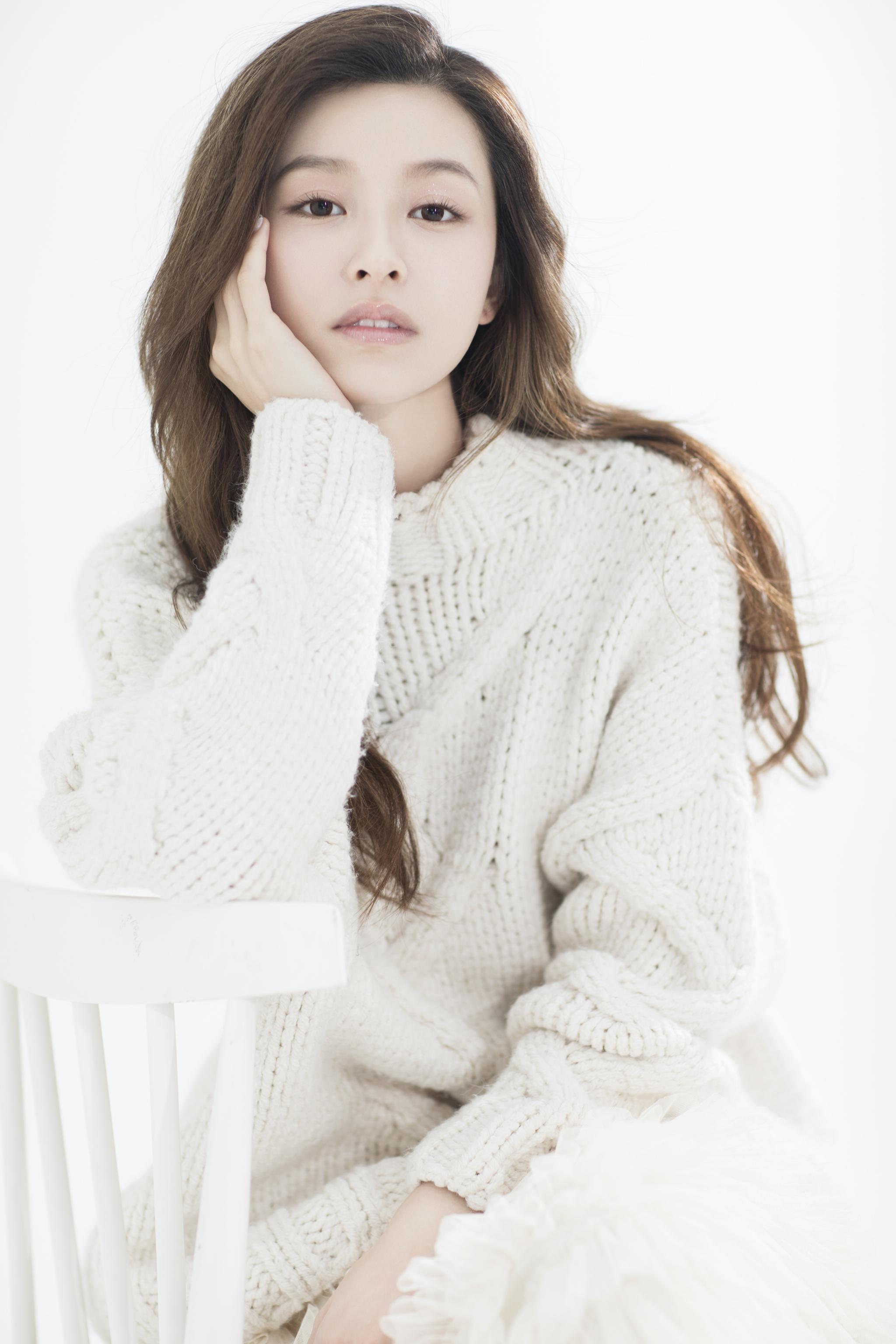 JaniceMan文咏珊最新的生日写真里,波浪长发,白色毛衣|文咏珊|毛衣|波浪