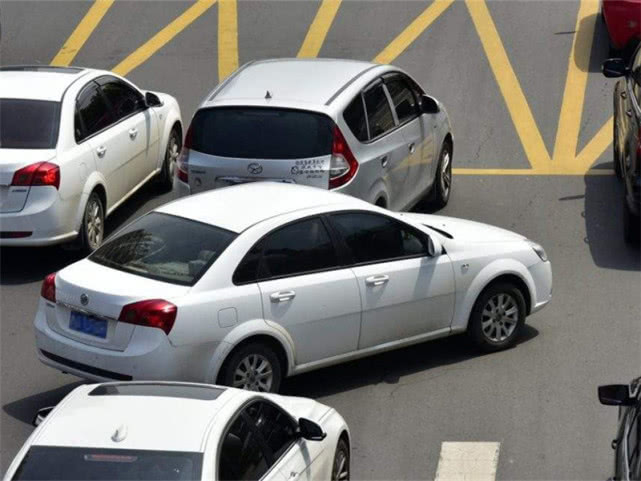 不管是老司机还是新手开车,这5种“禁忌”都别碰,请牢记!