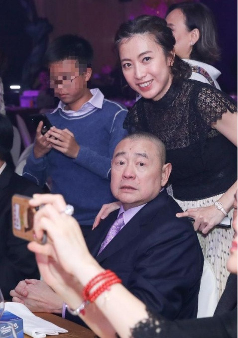 甘比陪刘銮雄参加富豪派对,和马云许家印同框