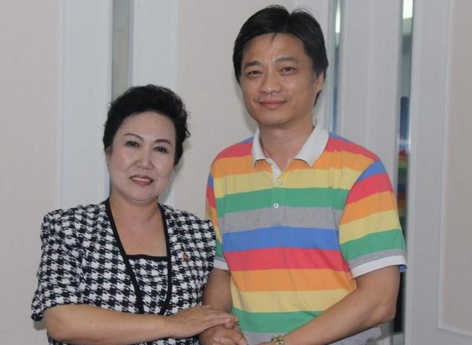 55岁崔永元全家近照: 神秘妻子从不提起, 女儿亭亭玉立有才华